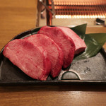 お肉屋 けいすけ 三男坊 - 厚切りタン元の牛タン