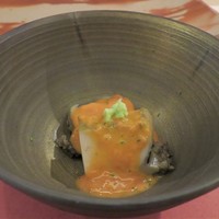 鮨 そえ島 - 煮黒鮑・福岡県玄界灘産に蝦夷馬糞雲丹ソースがけ