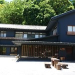 富士屋旅館 湯河原 - 富士屋旅館   と   瓢六亭
            この日は ここで 七夕のお祭りを やっていました 