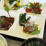 ごはんや - いろんなものをすこしずつ、、４品プレートランチ。よくばりな女性に、、。