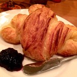 Walton Bar - マスター手作りのクロワッサン、美味しいです。