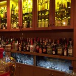 Walton Bar - フロアの棚にもまだまだ沢山ボトルがあります。