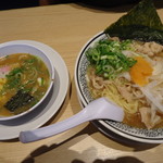 Marugen Ra-Men - 左：お子様ラーメン、左：肉そば大盛