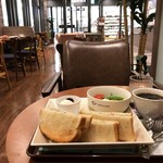 カフェ ド クリエ - 広めの明るい店内