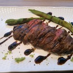 舟蔵 - お肉(*´艸｀)
            脂身が無いからよく噛んで食べましたバルサミコ酢？と山葵を少し載せて頂くととても奥行きのある美味しさになります｡アスパラも新鮮で長く食べ応えある