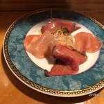 クックハウス　ティーフォン - 料理写真:お通し。生ハムとローストビ一フ小皿盛合せ。生ハムもローストビ一フも柔らかくて美味しい。