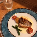 クックハウス　ティーフォン - 本日のおすすめメニューから。白身魚のグリルで、お魚は鯛でした。綺麗なお皿に盛り付けられて、高級感がある様に感じますが、これで￥650です。