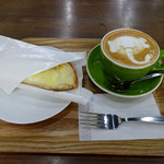 サニー コーヒー - サニークロックムッシュ（ハーフ）390円＆カフェラテ（ショートサイズ）430円（モーニングセットで150円引き）
