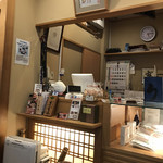 しら河 - 店内待合室  向かい側レジ