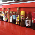 みかさ食堂 - 今日のみかさ食堂のカウンターには
      ソースが並んでました