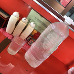 みかさ食堂 - いつものペットボトルの水にコップ(^^)
      ガブガブ飲めてありがたい(^^)