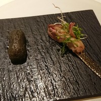 メイ - アミューズ二皿め 鶉の巣揚げ、竹炭入りシュー