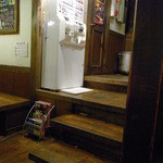 Garakuta Gakkou - 券売機から半地下になっている店内