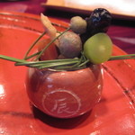 草喰 なかひがし - 1月餅花に模した大王松と蕗の薹、蒟蒻、土筆の白和え