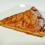 パイ生地の上にアーモンドクリームとりんごのピュレ、スライスしたりんごを並べたりんごのタルト・フィヌ378円