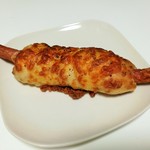 フライドオニオンを混ぜたチャバタ生地でソーセージを包み、モッツアレラチーズと黒胡椒を効かせた、フライドオニオンのチーズドッグ378円