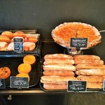 ル・プチメック - まるでパリのブーランジュリーのような一角、薄切りりんごのパイやベニエ、人気のミルクフランスやタルトまで