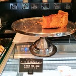 ル・プチメック - ドーンと大きなキッシュ、奥には様々なフレーバーのミニサイズの食パンが