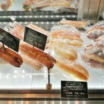 ル・プチメック - 青カビチーズのソースを使った個性派サンド、右手は人気のクロワッサン・ア・ラ・クレーム