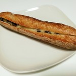 ル・プチメック - くるみ入りの香ばしい生地に洋酒薫るラムレーズン入りバタークリームがたっぷり、ラムレーズン入りミルクフランス248円