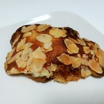 ル・プチメック - しっとり贅沢な甘味のクレームダマンドが中にもぎっしり、クロワッサン・オ・ザマンド324円