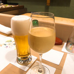 うを徳 - 乾杯ドリンク 生ビールと白ワイングラス