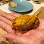 うを徳 - 礼文島雲丹とはだての雲丹のダブルにぎり