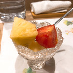 うを徳 - フルーツ盛り合わせ 旭川のフルーツトマト、鹿児島ゴールドパイナップル、春日居の桃