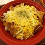 すき家 - チーズ豚生姜焼き丼　640円