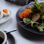 GOOD MORNING CAFE NOWADAYS - ブリオッシュ無しのサラダにゆで卵別皿で１個