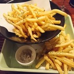 QUATTRO bar M4 - こぼれポテトフライは食べごたえあり！