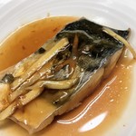 有限会社桝屋酒店   - カウンターの大皿の鰆