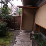 木山 - お店への路地