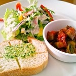 バッカナーレ - ランチの「サラダ盛り合わせ」ガーリックトースト＆サラダ＆ラタトゥイユ