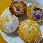 Nuage muffin  - 左上から時計回りにキャラメルクランベリー、ピオーネチーズ、レモン、プレーン