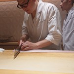 銀座 しのはら - 骨切中の真剣な大将