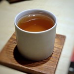 TTOAHISU - スペシャリテ「Wコンソメ」・・鴨や豚足、焼きアゴなどのスープ、熱々です