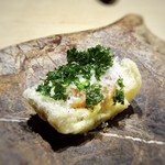 TTOAHISU - ◆千葉県産太刀魚のフリット・・フリットにした太刀魚の上には、玉葱のコンフィチュール、羊のチーズ、そしてパセリのフリット。 玉葱の甘さ、チーズのコクが淡泊な太刀魚とよく合い、美味しい。