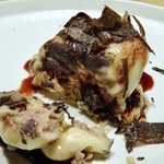 TTOAHISU - ＊肉汁が逃げないように下には自家製パンが敷かれています。 高級な粗挽きハンバーグという印象ですけれど、 お肉の旨みポテトとチーズの旨み、赤ワインソースの旨みが見事なハーモニーに。