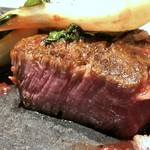 TTOAHISU - ＊断面が美しい・・ お肉が柔らかく美味しいのは勿論のこと、いつもながらシェフの火入れが完璧で絶品。 ビーツとエシャロット、フォンドボーをベースにしたソースもいい味わい。