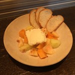 日仏食堂 トロワ - 桃とメロンのサラダ