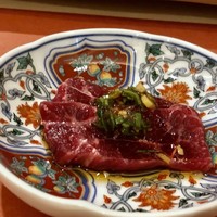 鮨 そえ島 - ミンク鯨（山口）尾の身のタタキ・・片面だけ炙ることで甘味が増し美味しいこと。