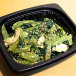 ゑびすDaikoku - 小松菜と鶏肉の胡麻マヨ和え（セール￥360）。辛子の効いた胡麻マヨ、夏にぴったりの刺激的な一品