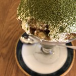 カフェ トガシ - 純生クリームの下からチラッとのぞくシュトロイゼル