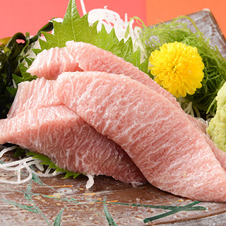 Enjoy tuna dishes with sake and shochu from all over the country.