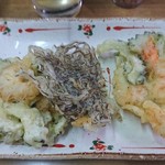 伊勢屋酒店 - 海老、ゴーヤ、もずくの天ぷら。