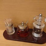 なにわ 麺次郎 - 調味料たち