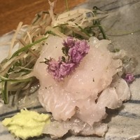 御成門はる - 大分産の鱧。神経抜きして、割いて、塩〆して五秒間、お湯にくぐらせます。薬味は本ワサビと土佐醤油。もしくは蜂蜜入りの梅肉ソースをお好みで