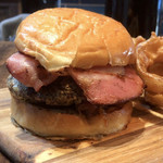 Jack & Knife - 大きなベーコンがはみ出ています。