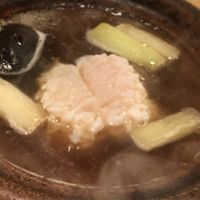 御成門はる - 鱧鍋。鱧の骨出汁はお上品な味わい。土鍋なので、シズル感が半端ありません